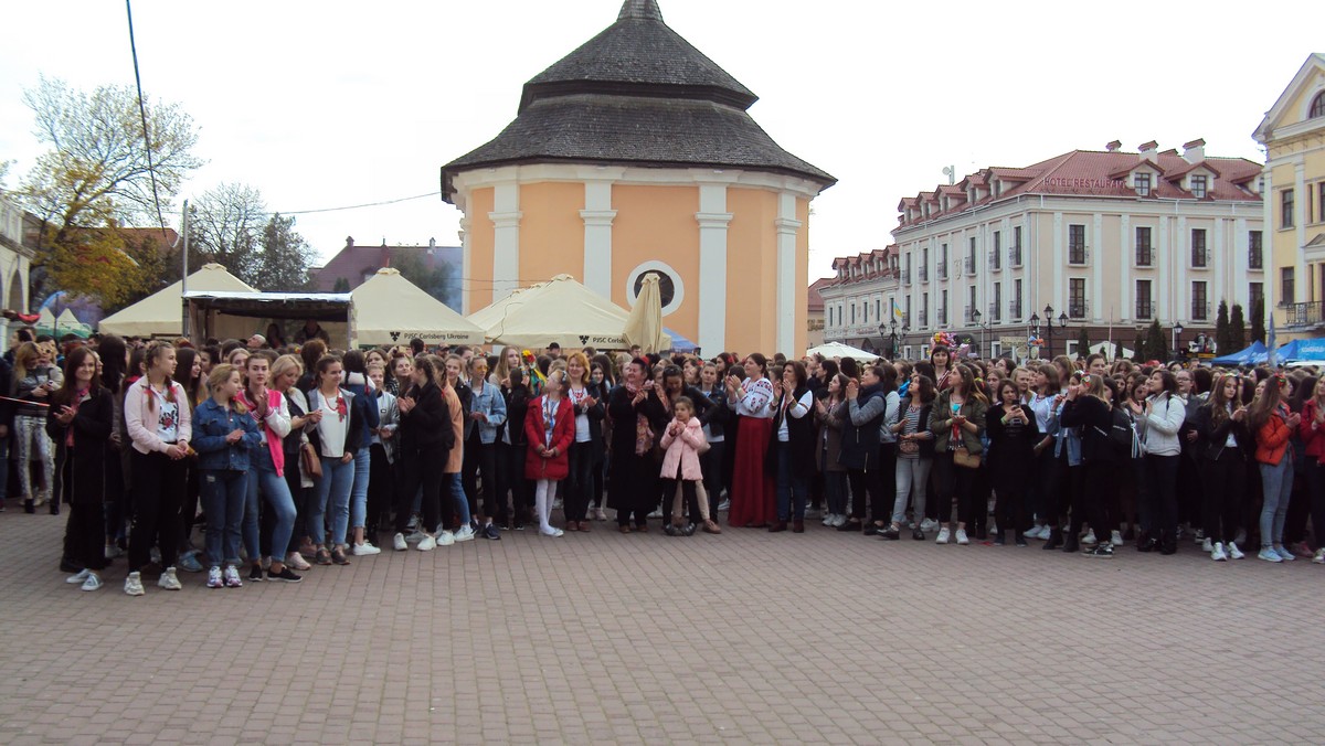 Найбільша кількість жінок та дівчат в українському намисті