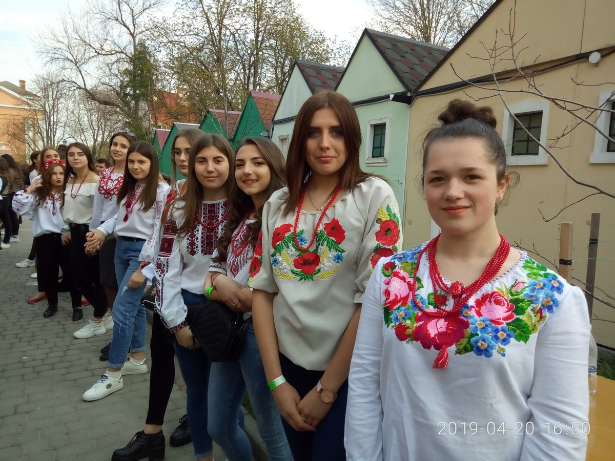 Найбільша кількість жінок та дівчат в українському намисті