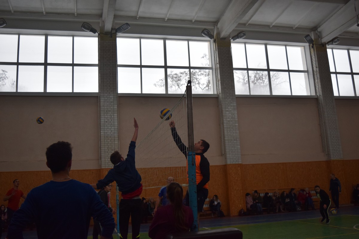 Змагання з волейболу серед команд студентів та викладачів
